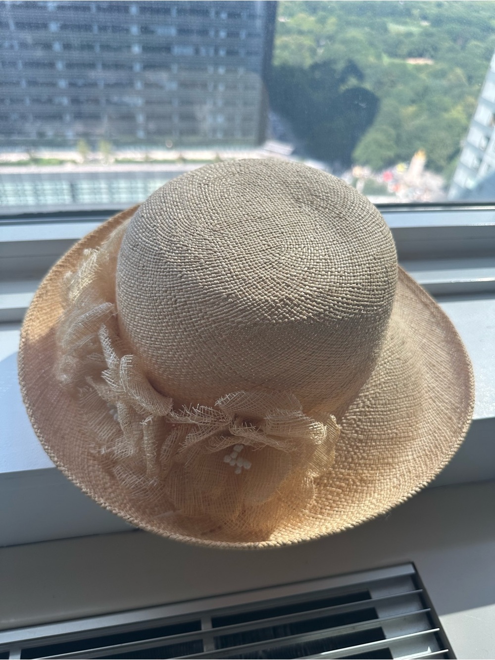 Liz Claiborne Light Beige Straw Sun Hat with Floral Trim Liz Claiborne